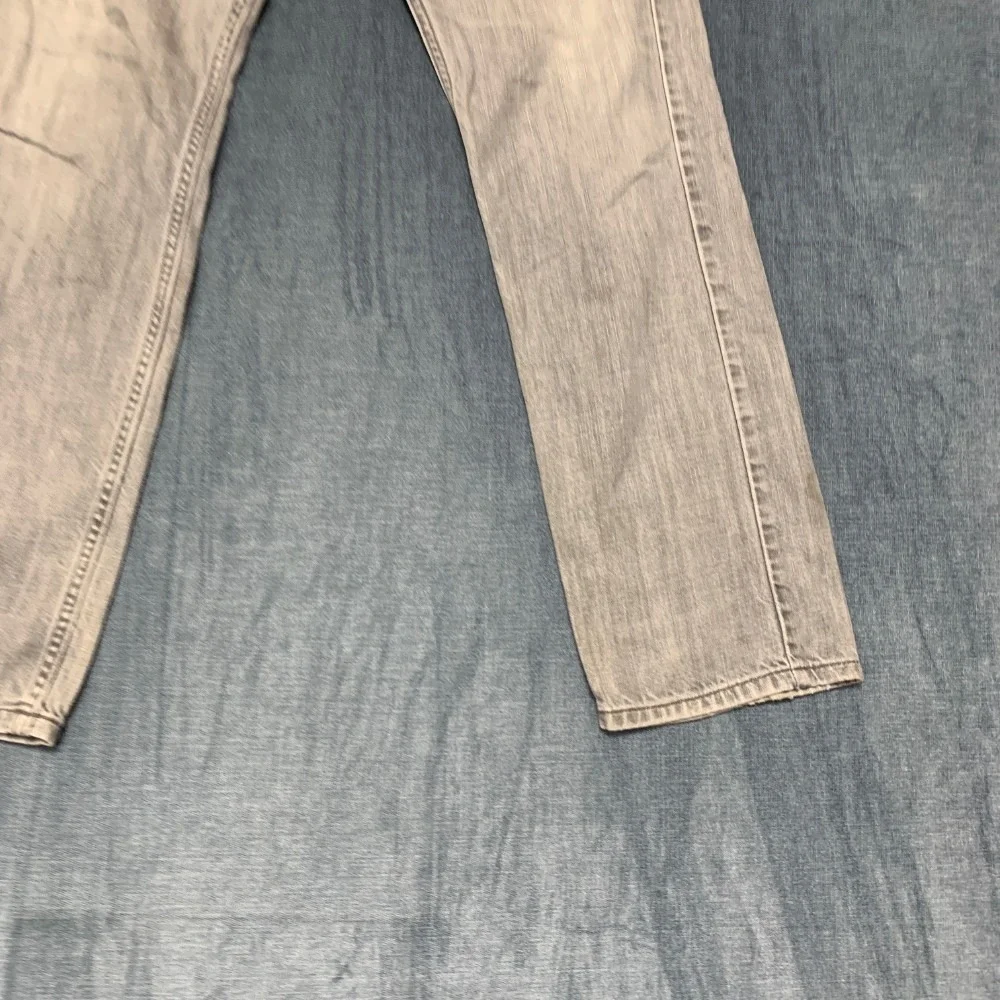 Vintage Levi's 514 Jeans Mens 30x30 Gray Denim All Day Comfort Light Wash Y2K